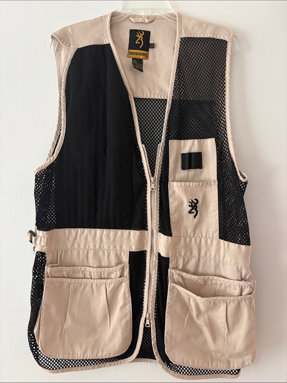 Browning Black and Tan Shooting Vest-Large. This vest is an excellent condition.